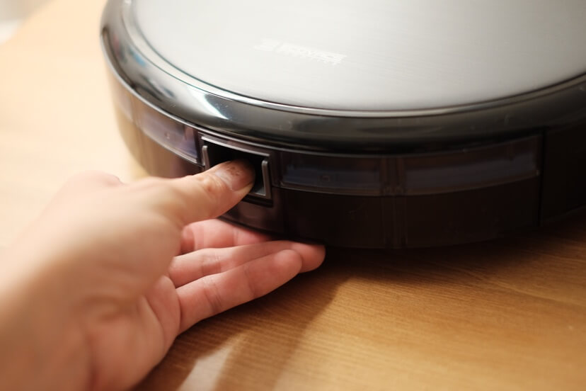 本体後部にゴミが貯まるところがあります