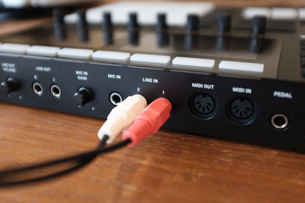 Maschine背面のラインインに挿します