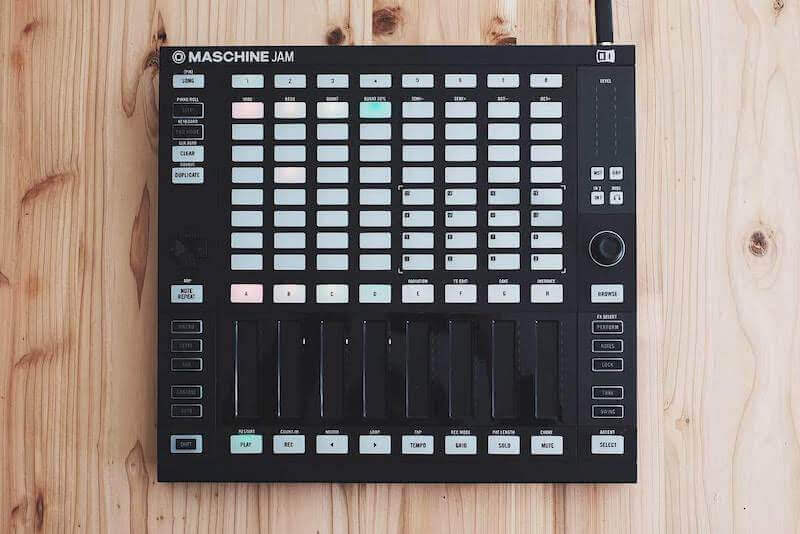 【Maschine JAMレビュー】Maschine MK3と相性抜群の64パッドサブコントローラー